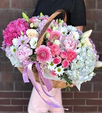 Цветочная композиция из Розы, Хризантемы, Пионы и Лизиантусы в корзине в Майдарово