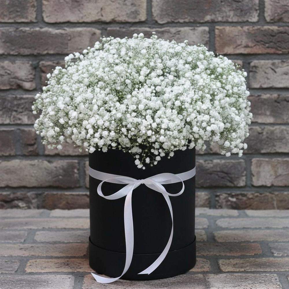 Цветочная композиция из Гипсофила в шляпной коробке в Майдарово