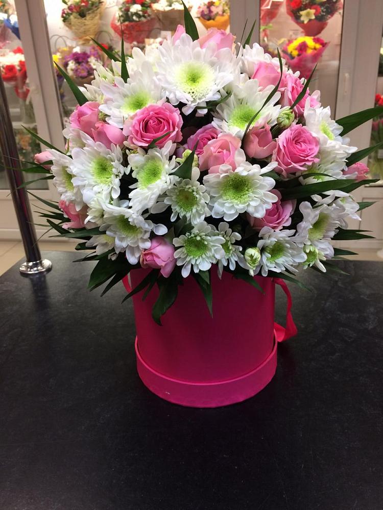 Цветочная композиция из Розы и Хризантемы в шляпной коробке в Майдарово